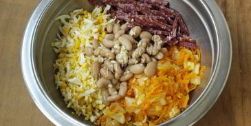 салат с копченой колбасой и фасолью