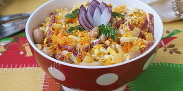 салат с копченой колбасой и фасолью