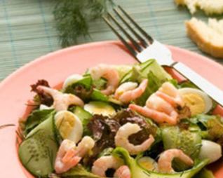 Салат с креветками и перепелиными яйцами