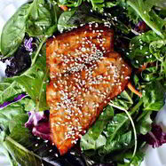 Рецепт Салата с лососем и красной капустой