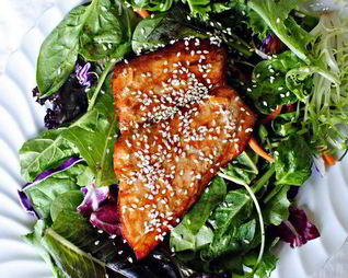 Салат с лососем и красной капустой