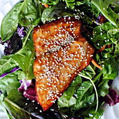 Салат с лососем и красной капустой