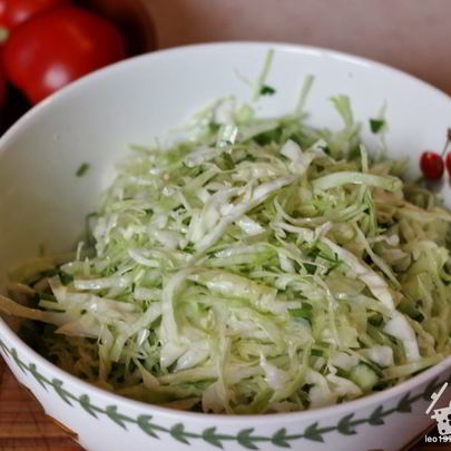 Салат с молодой капустой и огурцами