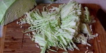 салат с молодой капустой и огурцами