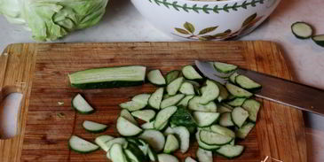 салат с молодой капустой и огурцами