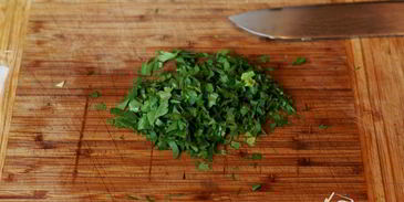 салат с молодой капустой и огурцами