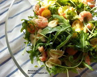 Салат с руколой, пастой и креветками