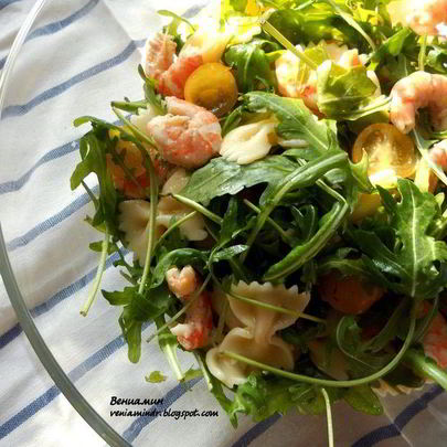 Салат с руколой, пастой и креветками