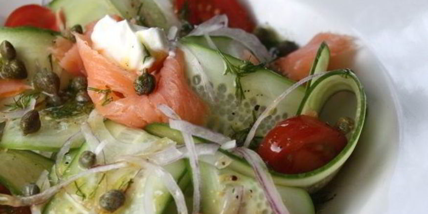 Рецепт салата с семгой и огурцом