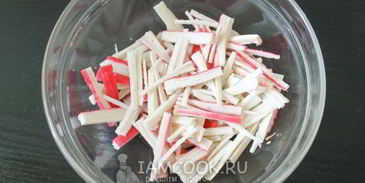 салат с шампиньонами и крабовыми палочками