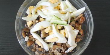 салат с шампиньонами и крабовыми палочками