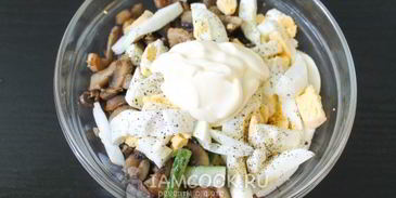 салат с шампиньонами и крабовыми палочками