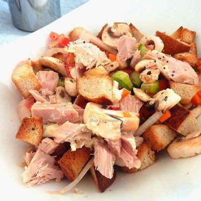 Салат с тунцом и сухариками