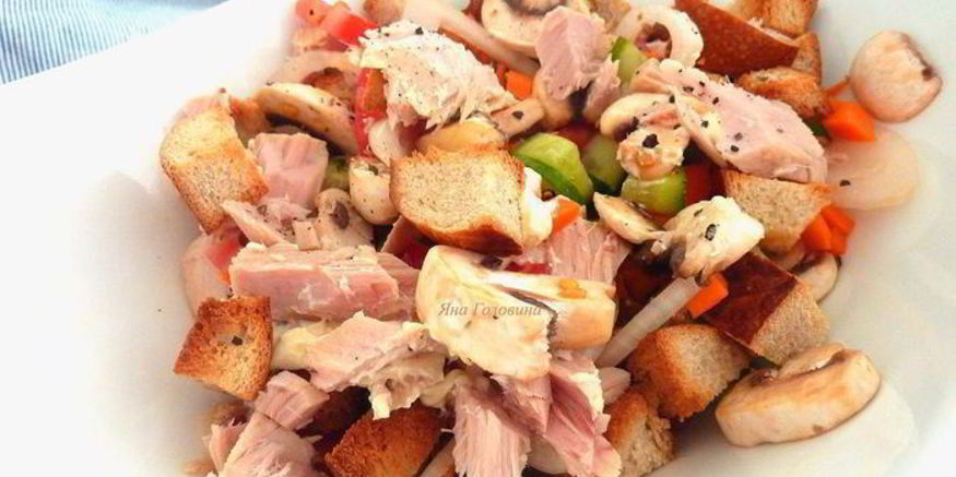 Рецепт салата с тунцом и сухариками