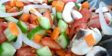 салат с тунцом и сухариками