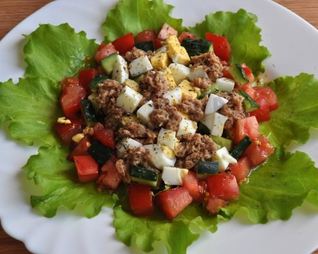 Салат с тунцом, свежим огурцом, яйцом