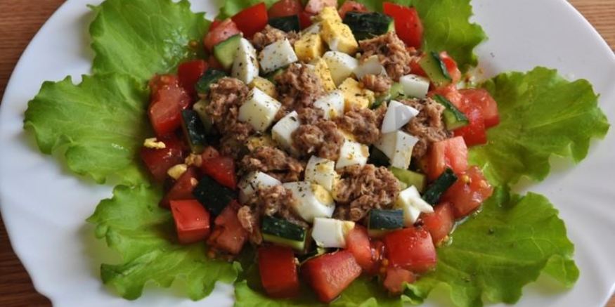 Рецепт салата с тунцом, свежим огурцом, яйцом