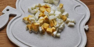 салат с тунцом, свежим огурцом, яйцом