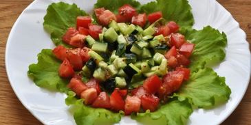 салат с тунцом, свежим огурцом, яйцом