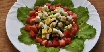 салат с тунцом, свежим огурцом, яйцом