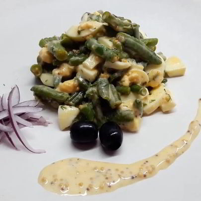 Салат с зеленой фасолью и яйцом