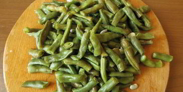 салат со спаржевой фасолью и тунцом