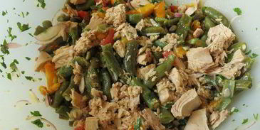 салат со спаржевой фасолью и тунцом