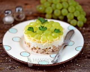 Салат Тиффани с виноградом и грецкими орехами