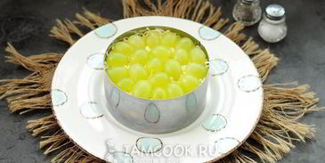 салат тиффани с виноградом и грецкими орехами