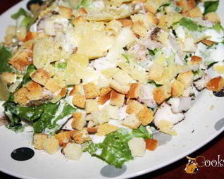 Хрустящий салат с индейкой и сухариками Лжецезарь