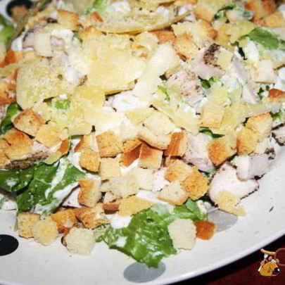 Хрустящий салат с индейкой и сухариками Лжецезарь