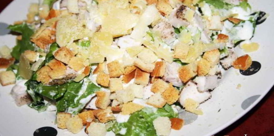Рецепт хрустящего салата с индейкой и сухариками лжецезарь