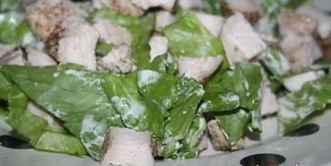 хрустящий салат с индейкой и сухариками лжецезарь