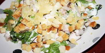 хрустящий салат с индейкой и сухариками лжецезарь