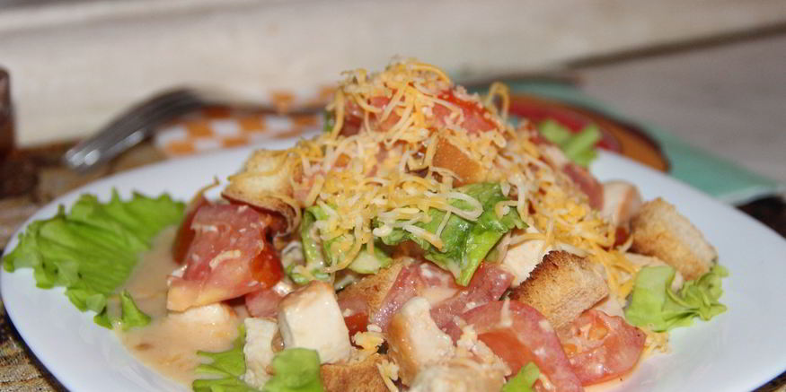 Рецепт салата с сухариками цезарь