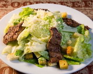 Салат Цезарь по-американски с маслинами и огурцами