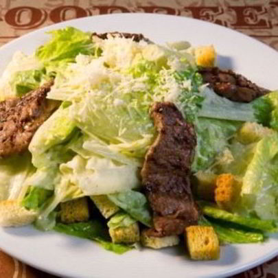 Салат Цезарь по-американски с маслинами и огурцами