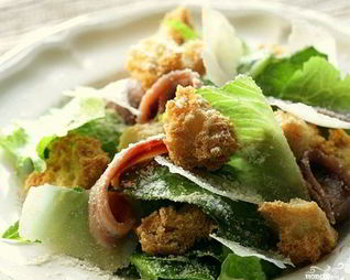 Салат Цезарь с анчоусами