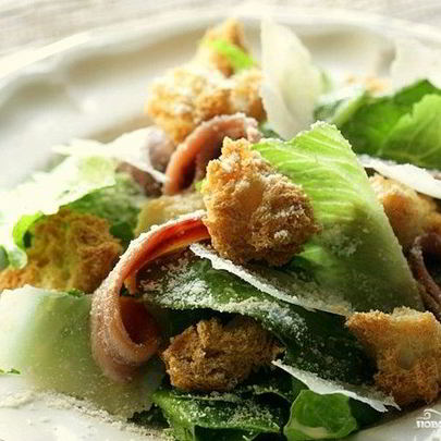 Салат Цезарь с анчоусами