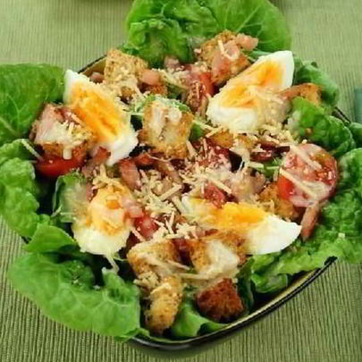 Салат цезарь с беконом и яйцом