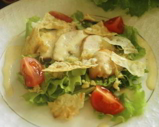 Салат Цезарь с чипсами из лаваша