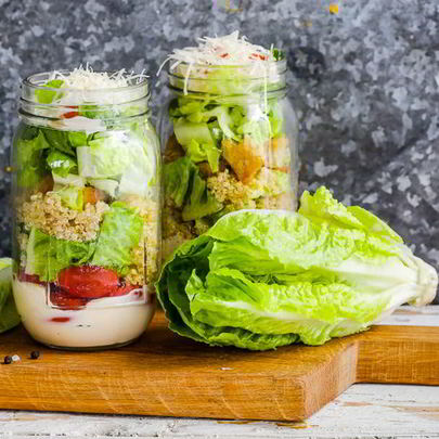 Салат цезарь с киноа в банке