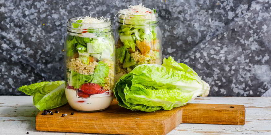 Рецепт салата цезарь с киноа в банке