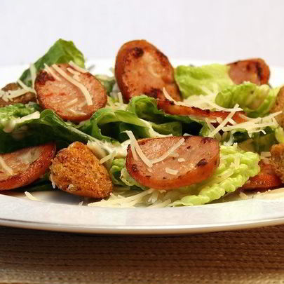 Салат Цезарь с колбасой