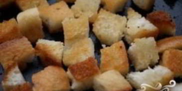 салат цезарь с колбасой