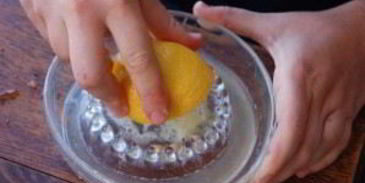 салат цезарь с колбасой