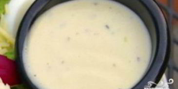 салат цезарь с колбасой