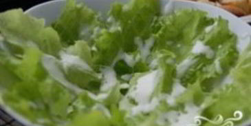 салат цезарь с колбасой