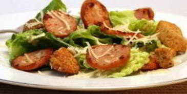 салат цезарь с колбасой