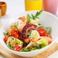 Рецепт Салата Цезарь с креветками и осьминогом